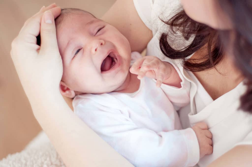 Coliques de bébé allaité : que faire ?