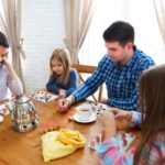 Les jeux à faire en famille qui favorisent l’éducation tout en s’amusant