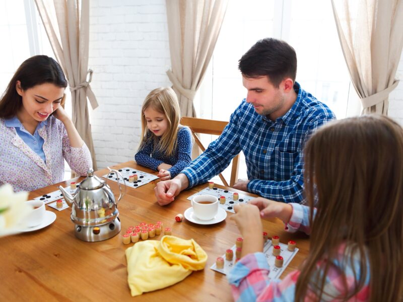 Les jeux à faire en famille qui favorisent l’éducation tout en s’amusant