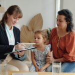 Enquête sociale : visite à domicile, un outil essentiel pour comprendre les besoins