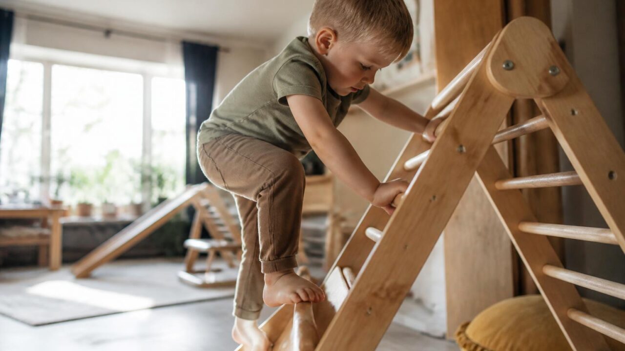 découvrez comment transformer votre maison en un parcours de motricité ludique et éducatif, stimulant la curiosité et le développement de vos enfants à chaque étape.